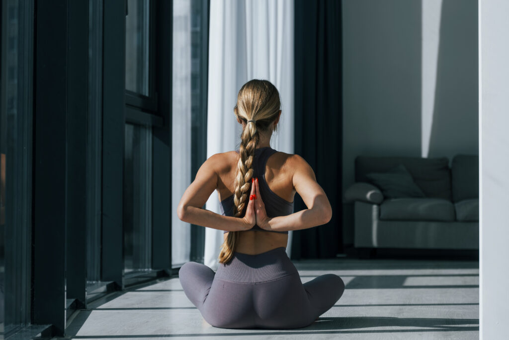 Frau beim Bikram Yoga